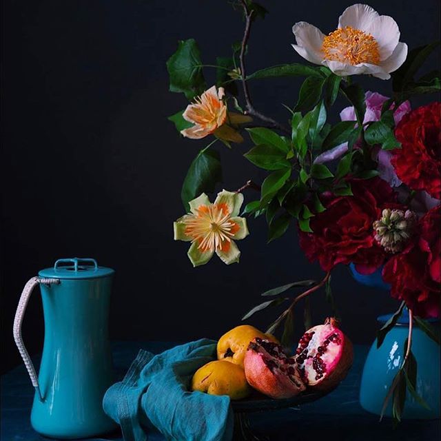One of my favorite florists to follow for #designsponge 🌺🌸#dsfloral #flowers #stilllife 📷@doan_ly