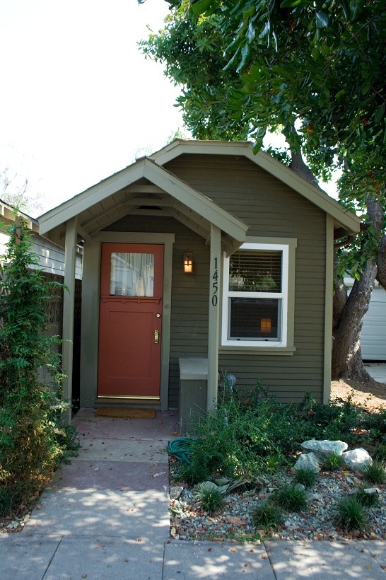    Pasadena, California 2011 - Smallest house in the city  
  Davis Brothers transformed the smallest house in Pasadena into a pleasing rental    