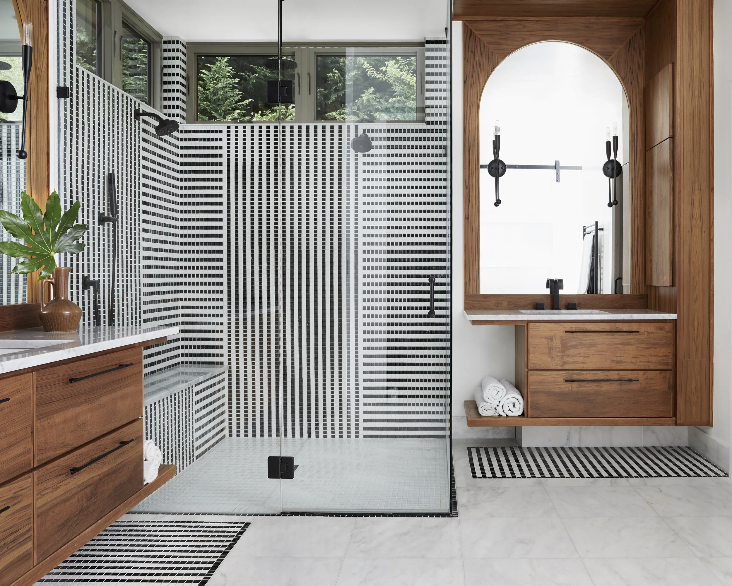 LUXEPNW_ALLISONLIND_MASTERBATH1.jpg