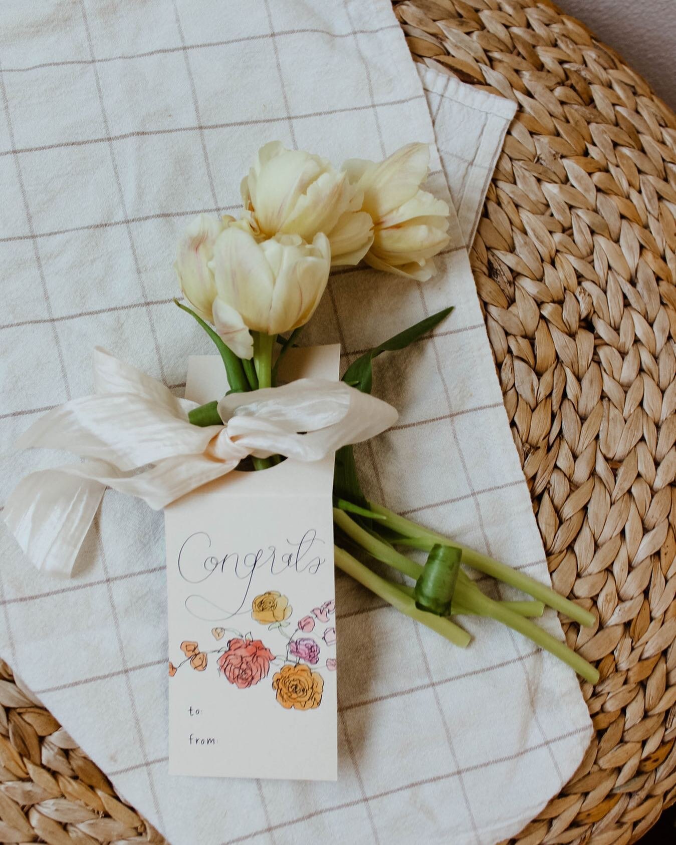 LOVING all the tulips everywhere right now! they make the perfect gift with our wine bottle tags! 
⠀⠀⠀⠀⠀⠀⠀⠀⠀
#gift
