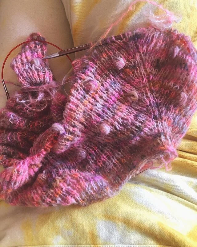 This view is giving me life this morning 💛  Wearing some head to toe Tumeric + Paprika tie dye sweats I whipped up last night and knitting this beautiful alpaca cloud dyed by @walkcollection from @stevenbestudios 💖
.
.
.
.
#yarn #handdyed #tiedye #