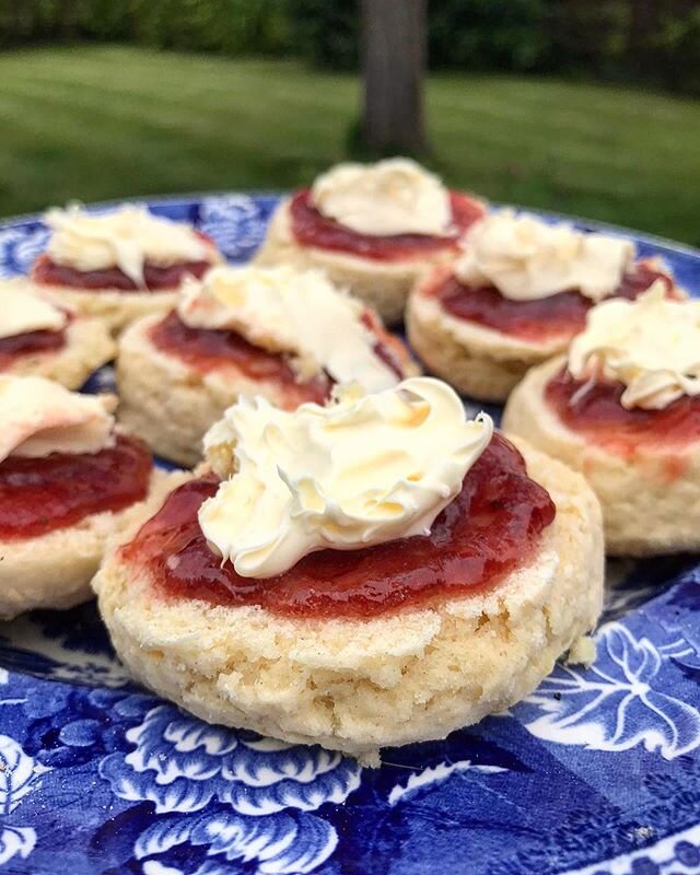 Freshly made scones, English Strawberries, locally produced cream and jams...celebrate VE Day with right way 🇬🇧🍓🇬🇧
.
.
#veday #bankholiday #farm #farming #farmshop #britishfarming #localproduce #buylocal #shoplocal #buybritish #redwhiteandblue #