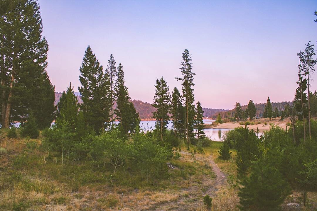 Smoky afternoon somewhere outside of Butte a couple of years ago! Who&rsquo;s ready for some camping?? ⛺️ &bull;
&bull;
&bull;
&bull;
&bull;
#akheartlove 
#welcometonature
#outdrr 
#utemagasinet 
#montana 
#deepforest 
#&auml;ventyr 
#wanderlust 
#ad