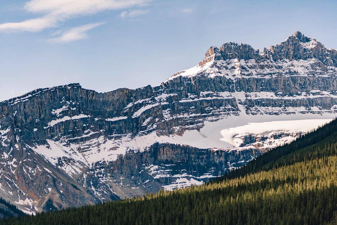 Who&rsquo;s ready for some summertime and all the adventures that comes with that season?🙋&zwj;♀️ &bull;
&bull;
&bull;
&bull;
&bull;
#akheartlove #banffnationalpark #forest #mountains #findyourpark #dreams #memories #landscape #utemagasinet #&auml;v