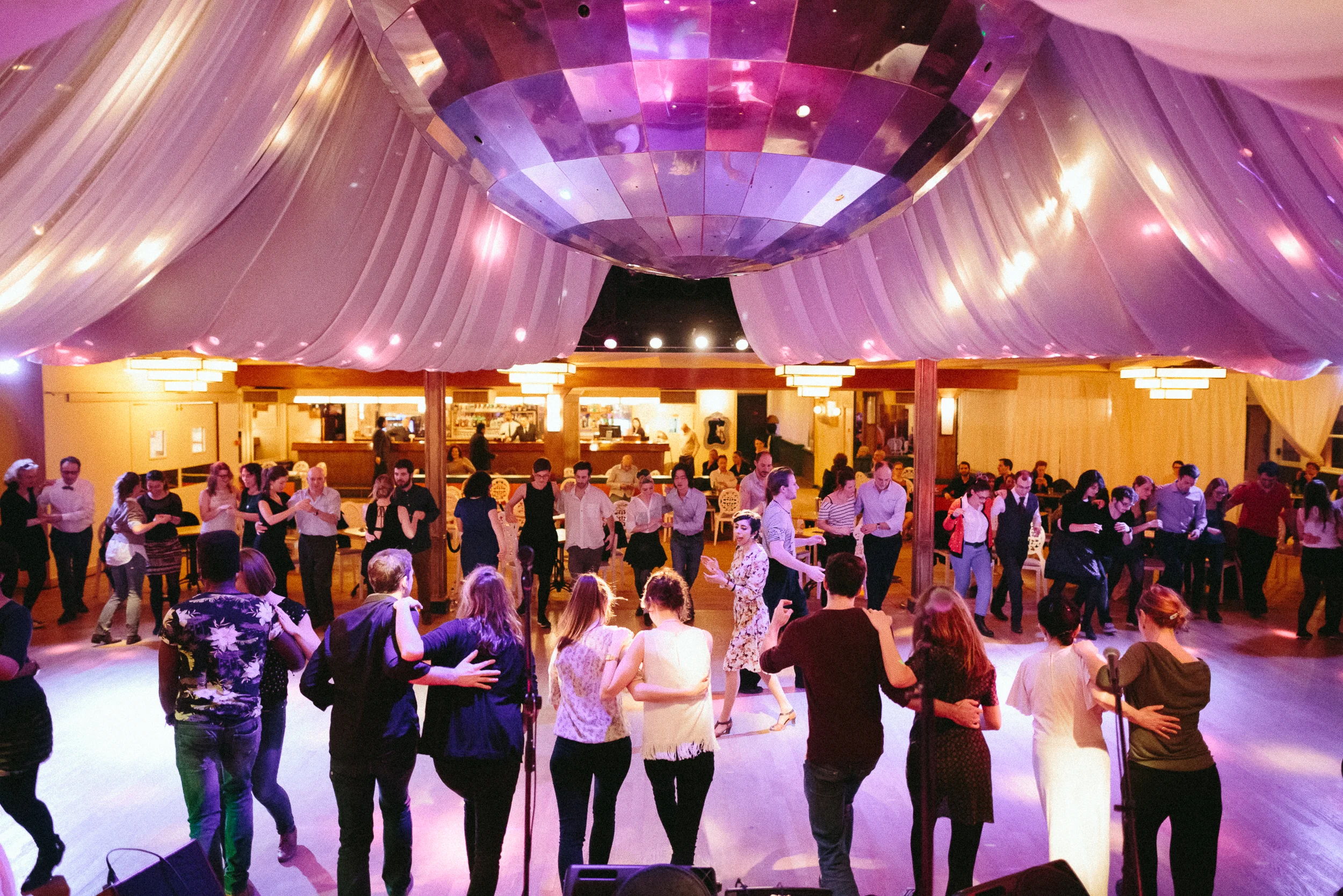 Bal Swing au Chalet du Lac avec Swing Deluxe. Crédit photo: For Dancers Only: http://www.ebobrie.com/chalet-20-03-2016
