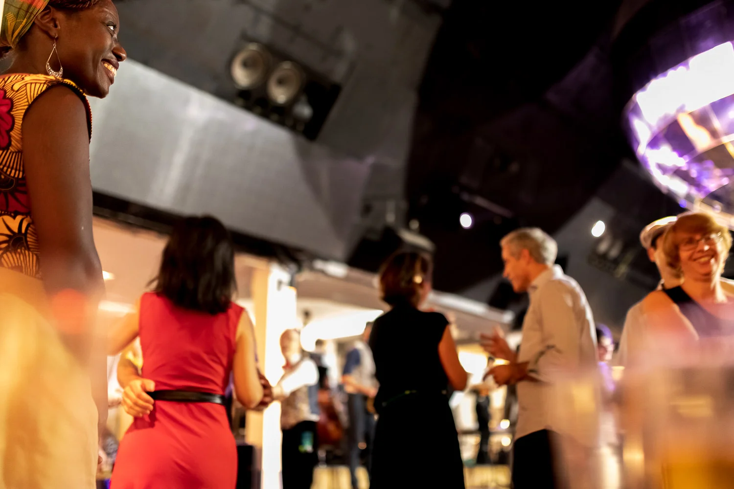 Bal de clôture du festival Wonder Follow 2018 (www.wonderfollow.shakethatswing.com) au Chalet du Lac avec Swing Deluxe.
Photo: www.fb.me/photosForDancersOnly - http://www.ebobrie.com/chalet-du-lac-edition-wonder-follow