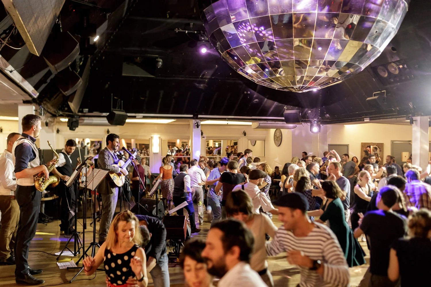 Bal de clôture du festival Wonder Follow 2018 (www.wonderfollow.shakethatswing.com) au Chalet du Lac avec Swing Deluxe.
Photo: www.fb.me/photosForDancersOnly - http://www.ebobrie.com/chalet-du-lac-edition-wonder-follow
