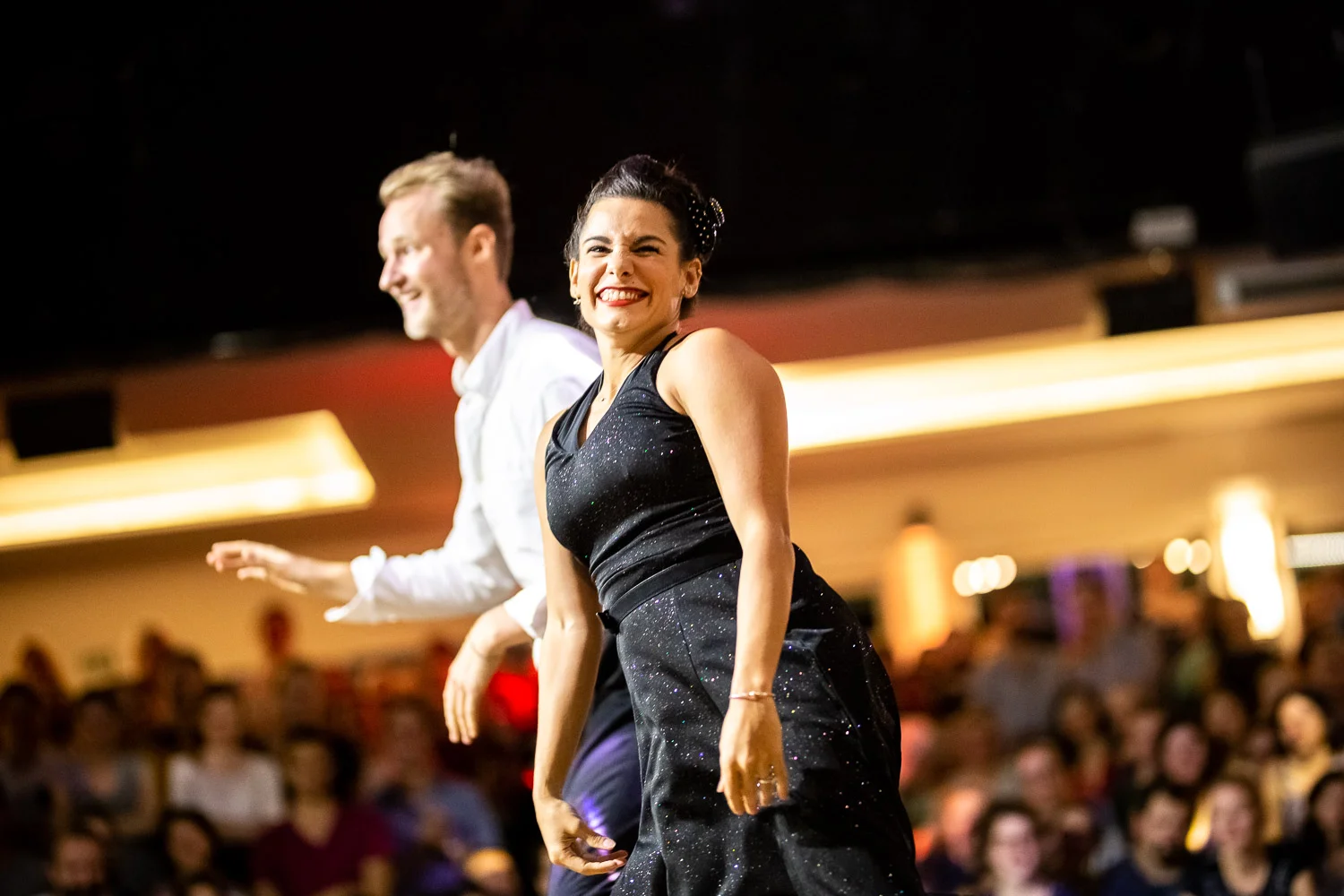 Bal de clôture du festival Wonder Follow 2018 (www.wonderfollow.shakethatswing.com) au Chalet du Lac avec Swing Deluxe.
Photo: www.fb.me/photosForDancersOnly - http://www.ebobrie.com/chalet-du-lac-edition-wonder-follow