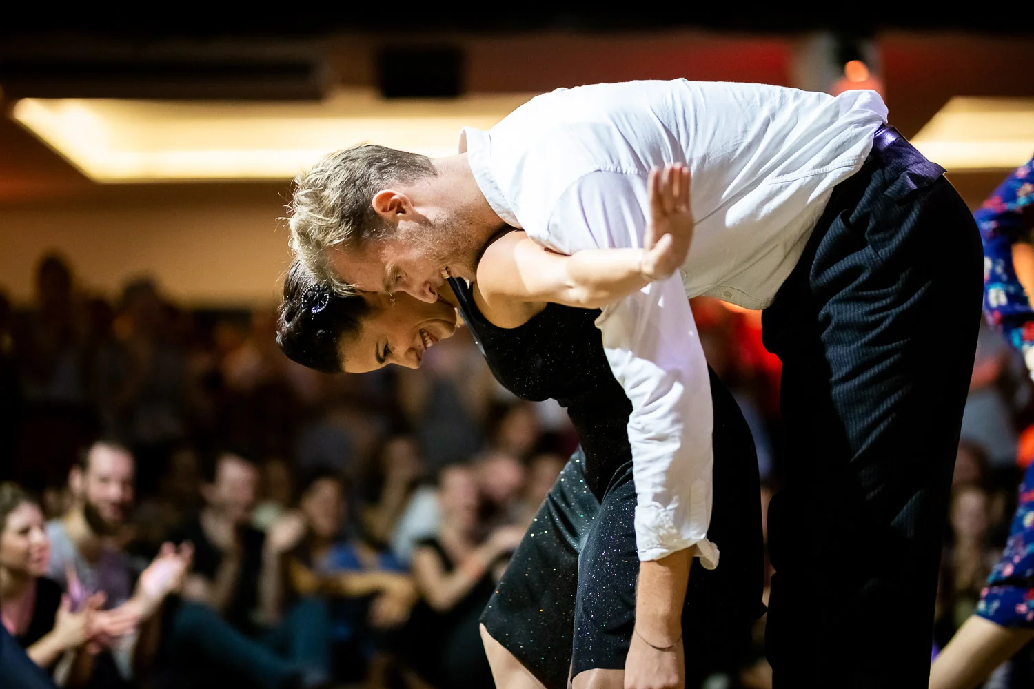 Bal de clôture du festival Wonder Follow 2018 (www.wonderfollow.shakethatswing.com) au Chalet du Lac avec Swing Deluxe.
Photo: www.fb.me/photosForDancersOnly - http://www.ebobrie.com/chalet-du-lac-edition-wonder-follow