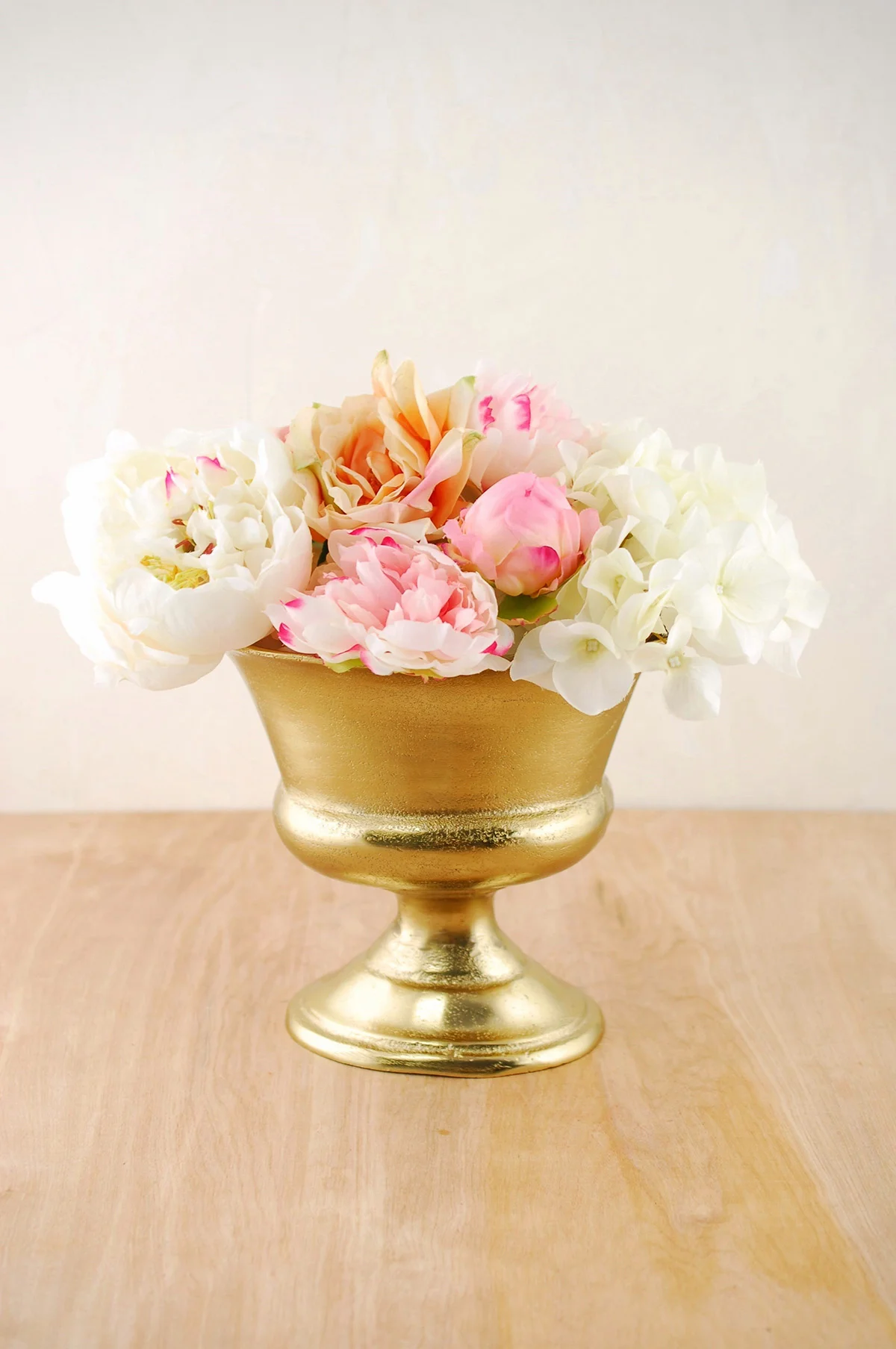 metal-vase-oval-gold-8-1.jpg
