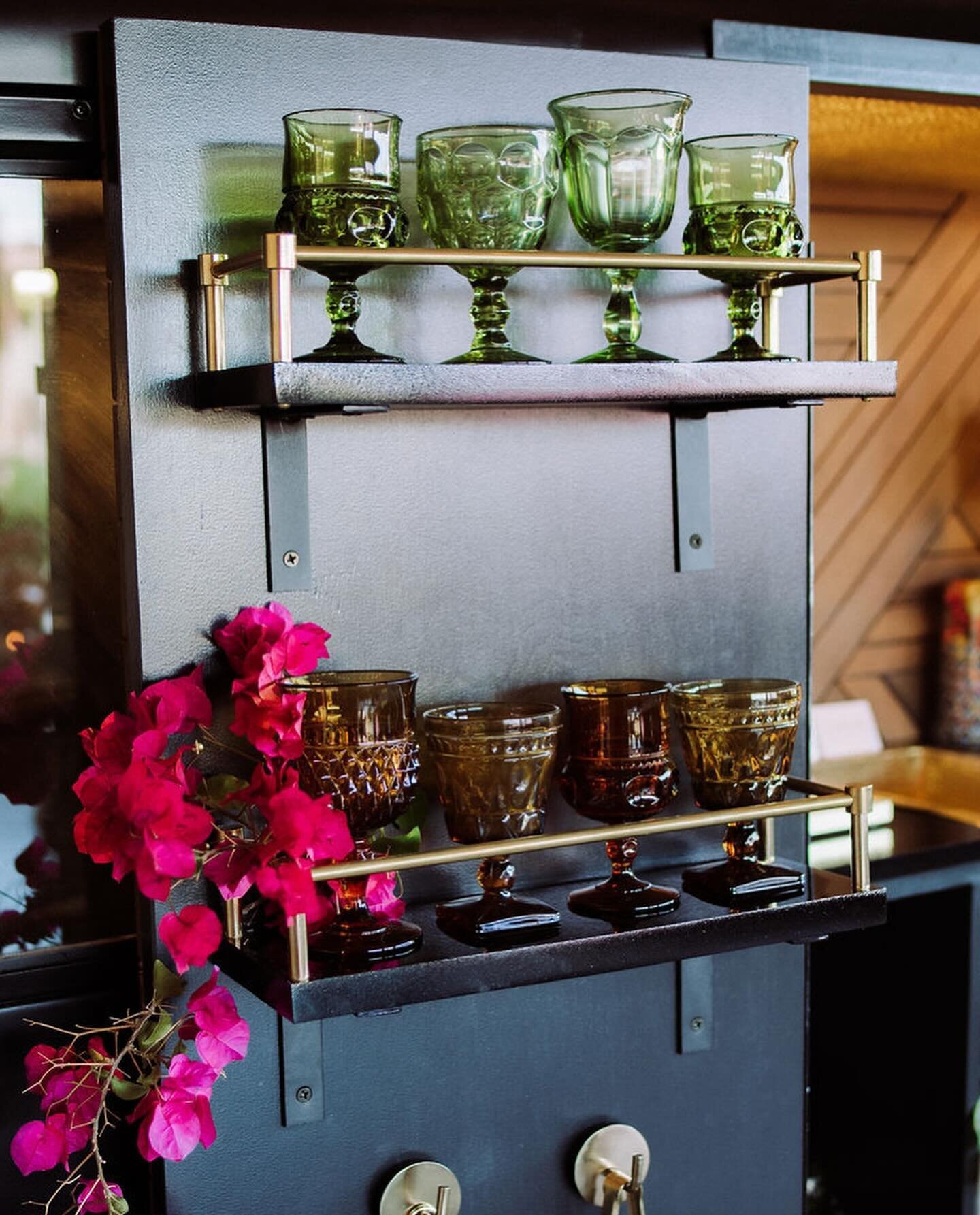 All the pretty glassware to make your bar display dreams come to life! Love this cute set-up with @the.petitefleet and @nicolelezadesign! 

#bardisplay #barglassware #weddingdetails #805wedding #love #celebrate