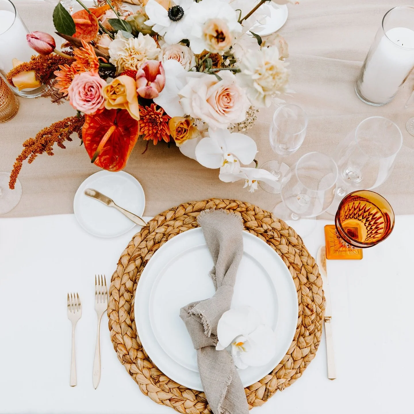 Amber goblets, woven chargers, and blooms that belong in a fairytale&mdash;yes, we&rsquo;re swooning too 🧡💐

Planning &amp; Design @janealexandraevents
Venue @hotelcalifornian
Photographer @geoffandlyndsi
Videographer @jeremyfosterfilms
Florist @un