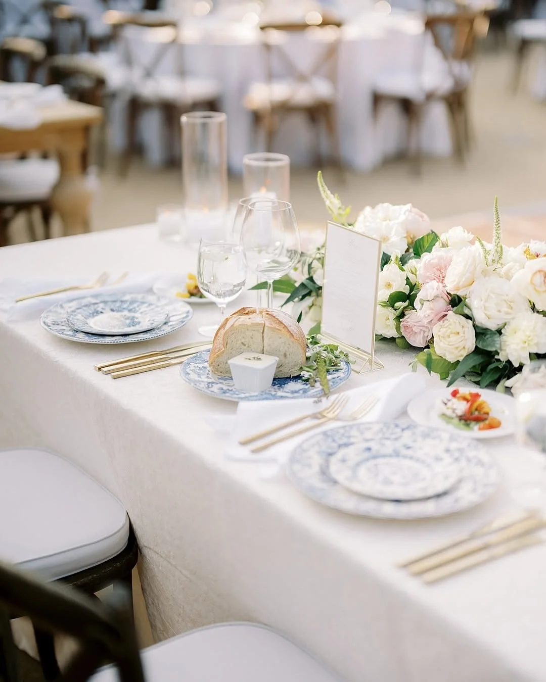 Blue and white china, soft romantic roses, and clean, timeless details&mdash;the kind of table details that never go out of style. 💙 #WeddingTablescape #EventDesign

@aliciaandcoevents 
@aliciaminkphoto 
@gaineyvineyard 
@purejoycatering 
@thetentme
