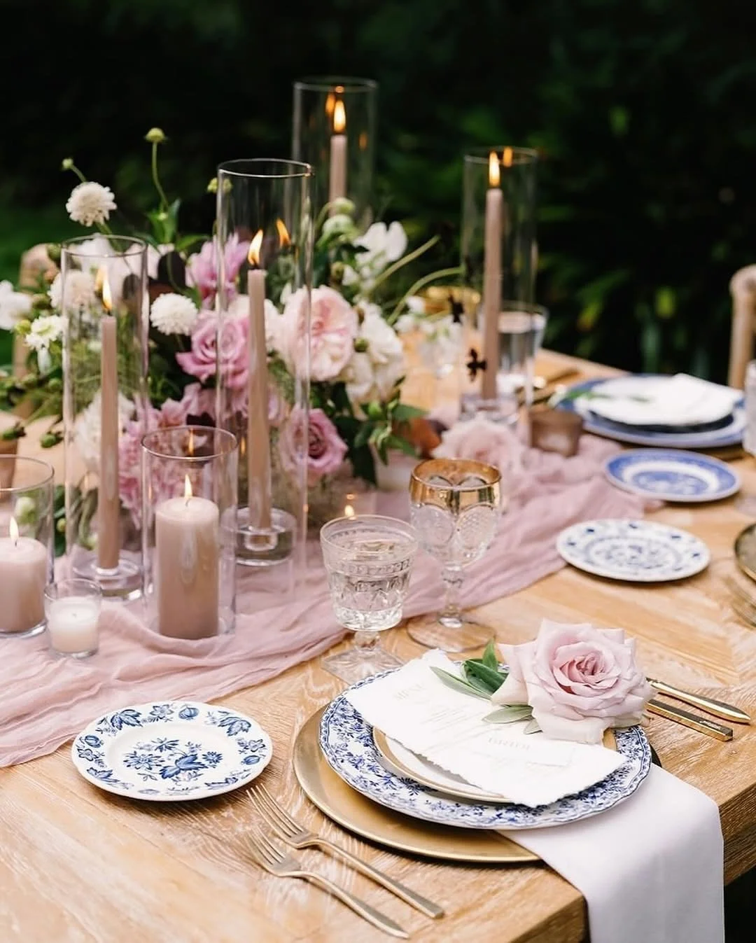 Long live an endless table! ✨ This beautiful tablescape is brimming with dreamy details, promising a truly unforgettable gathering. From the delicate blue and white plates to the soft glow of the candles and the exquisite floral arrangements, every e