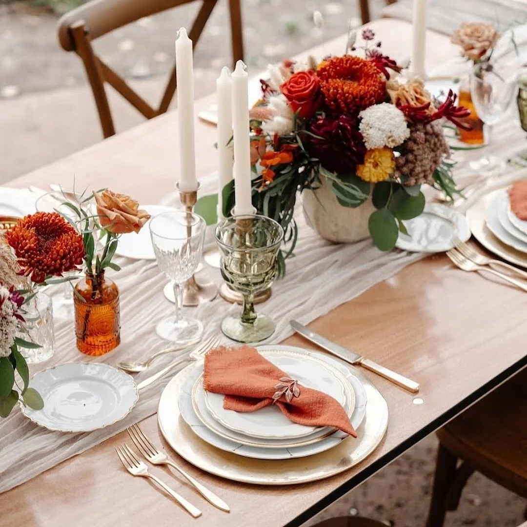 A seamless summer-to-fall transition in Ojai. Where sun-kissed days meet cozy autumn charm. 🍁 🍂 

Photography: @evertwo.films