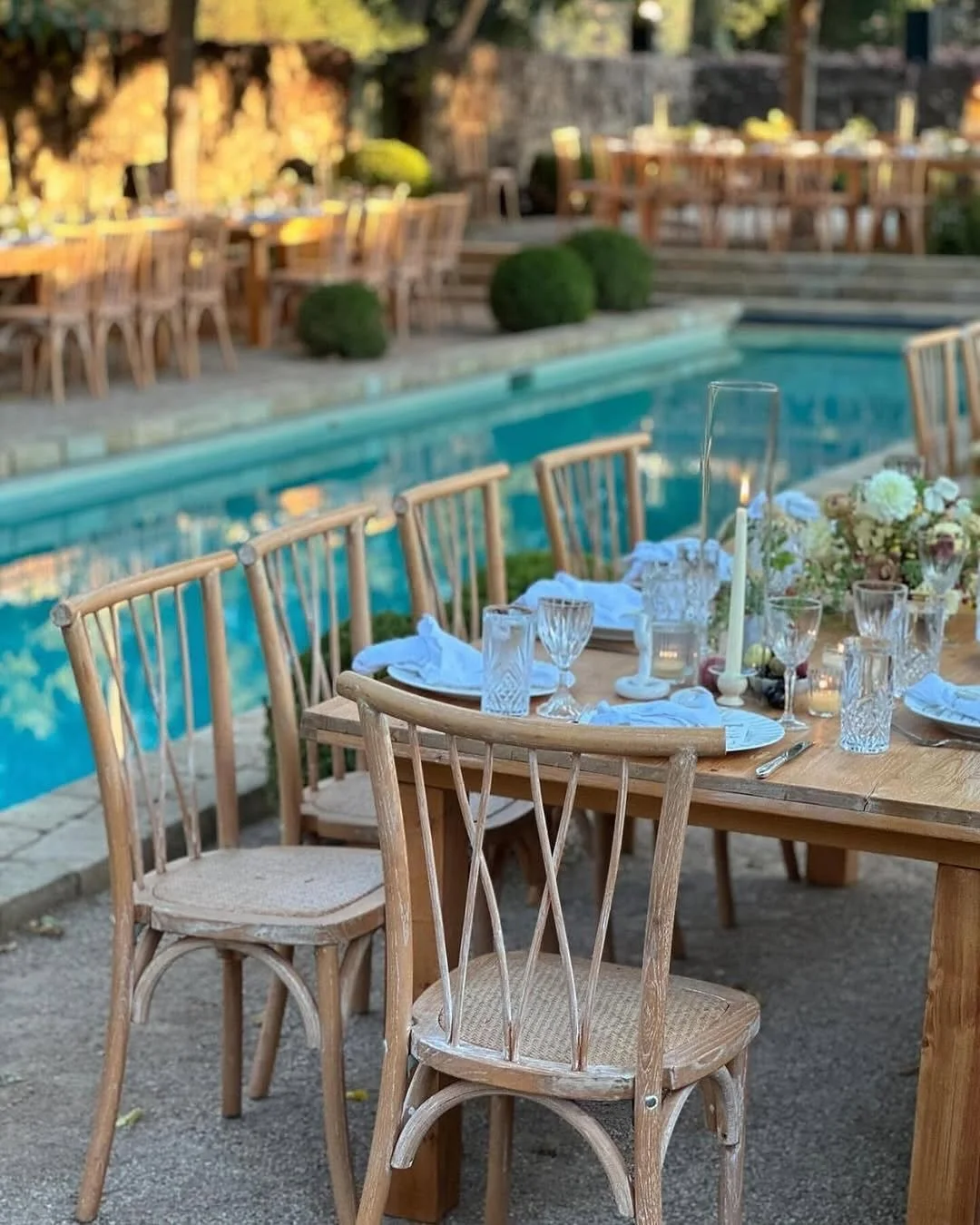 This Ojai wedding was the dreamiest blend of summer into fall. Our vintage white china, paired with crystal tumblers and wine glasses, has never looked more timeless ✨

Planning: @whitesageevents @lauren.c.swift 
Florals: @ojalafloral 
Catering: @oja