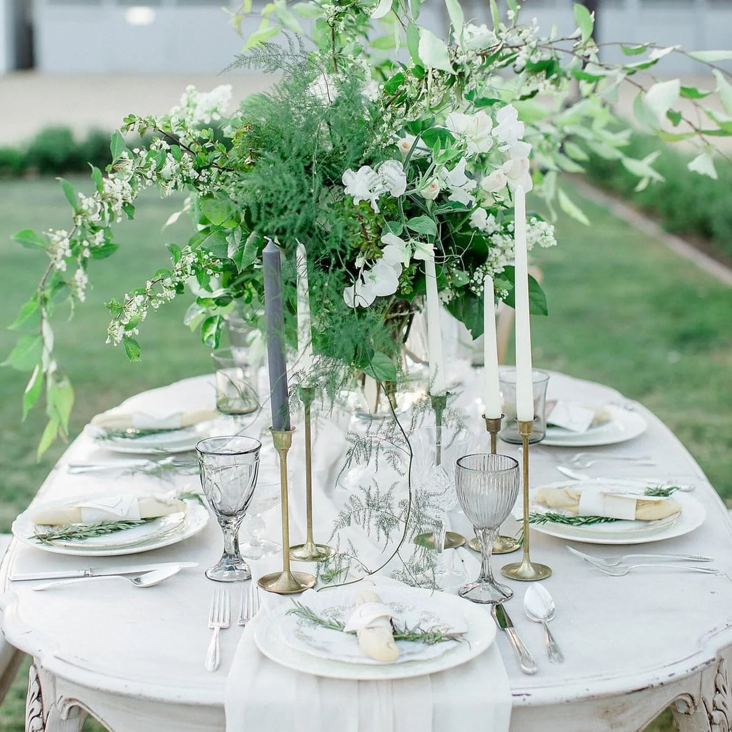 Obsessed with this subtle green, white, and smoke palette 🤍 A timeless tablescape that feels effortlessly chic &mdash; perfect for weddings in any season.

Venue: @brookviewranch
Planning/Coordination: @velvetalleyevents 
Photographer:  @rebeccather