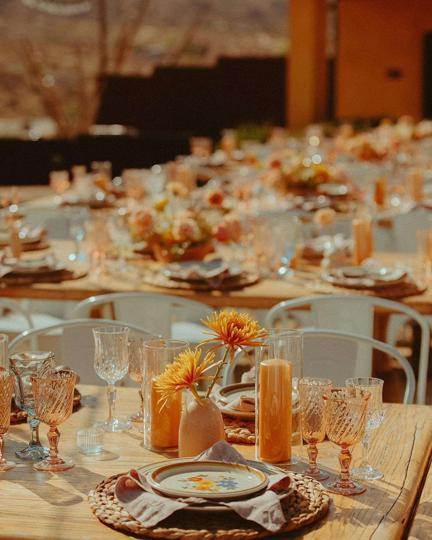 Color is back!! ✨ Our vintage stoneware paired with a pop of color, is the perfect way to bring warmth, personality, and that collected-over-time feel to your tables. 💛🌸

PHOTOGRAPHY: @andieaveryphoto 
RENTALS: @otisandpearl , @sigpartyrentals + @a