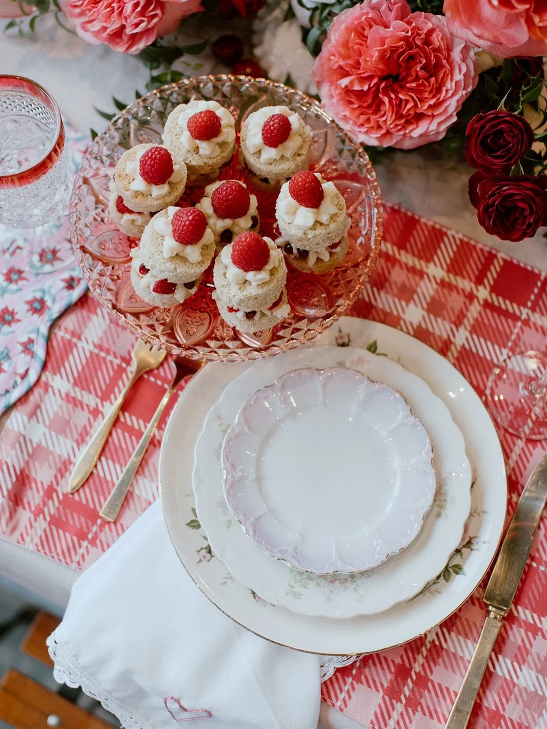 Soft florals, vintage china, and all the Valentine&rsquo;s energy A table worth falling in love with. 💕💕💕

Planning + Design: @surrayaevents &amp; @nicolelezadesign 
Floral: @jausofvern 
Jewelry: @perlinadesigns 
Photography: @katie.ruther 
Tablew