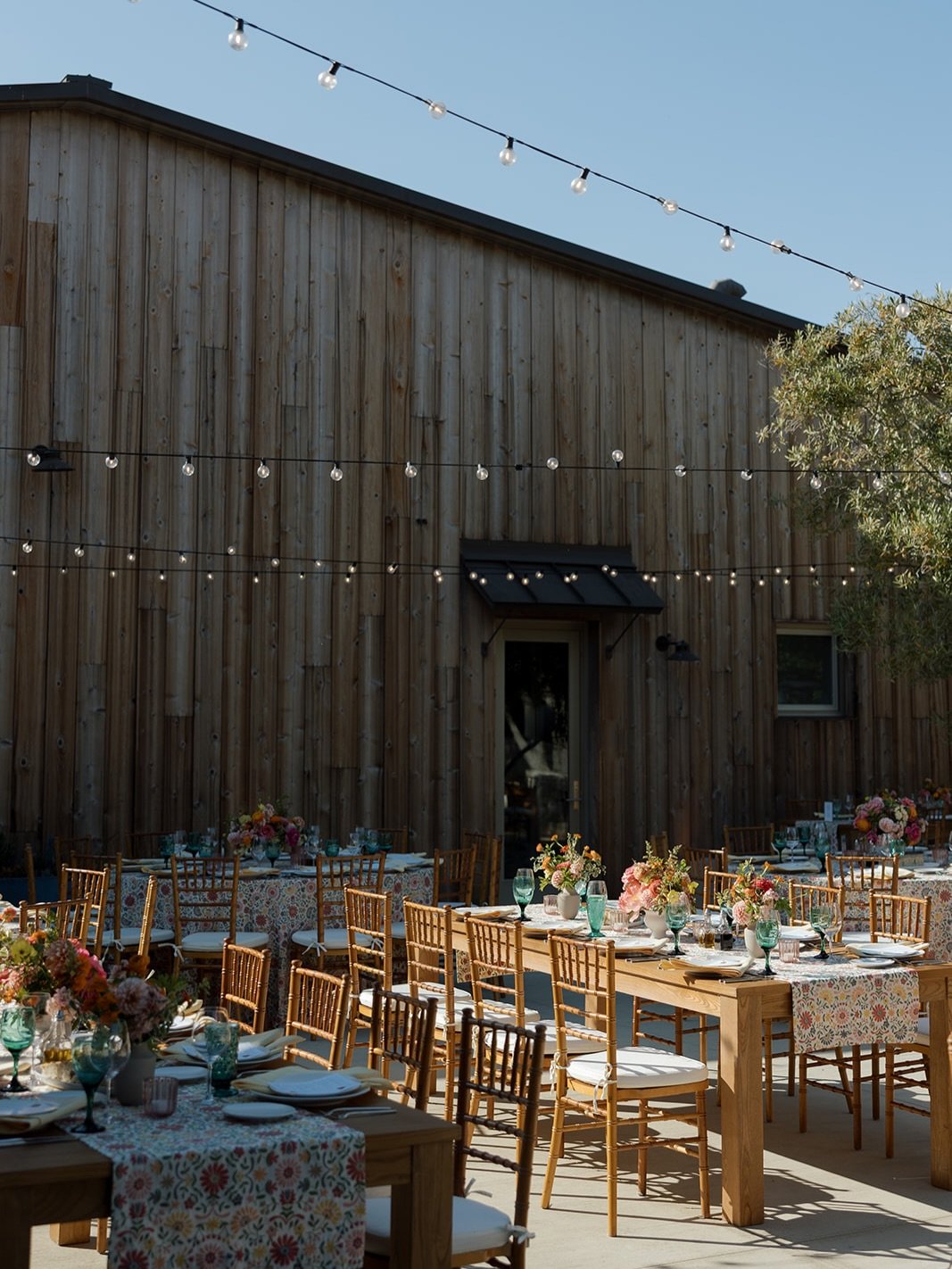 Golden hour, good company, and the table setting of our dreams. ✨ Can we talk about these turquoise glasses with those linens? They&rsquo;re the perfect pop of color against the rustic wood and wildflower blooms. It&rsquo;s all in the details.

Bride