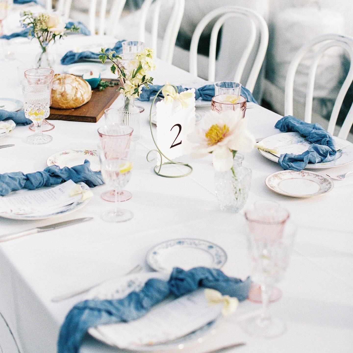 Dreaming in linen, blush glass, and all the little details 🤍 Where classic meets coastal, and every seat feels special.

Planning @eventsbytiffanyj 
Photography: @kearies
Videography: @chloerosefilm 
DJ @acereider
Tabletop Rentals: @otisandpearl
Ren