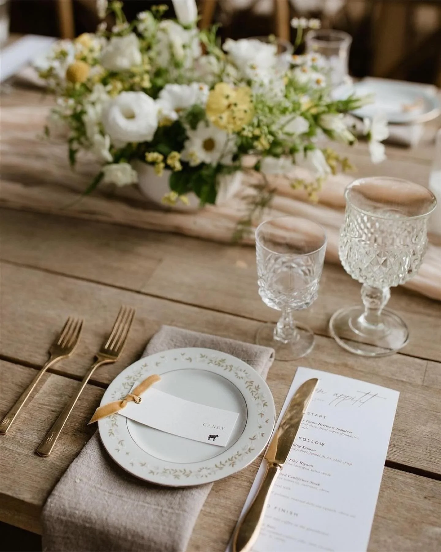 Spring is served 🌼

When hosting a buffet or plated dinner, adding a salad plate for a family-style salad is such an easy way to elevate your table and add that extra layer of detail your guests will notice. Little touches, big impact.

Photography:
