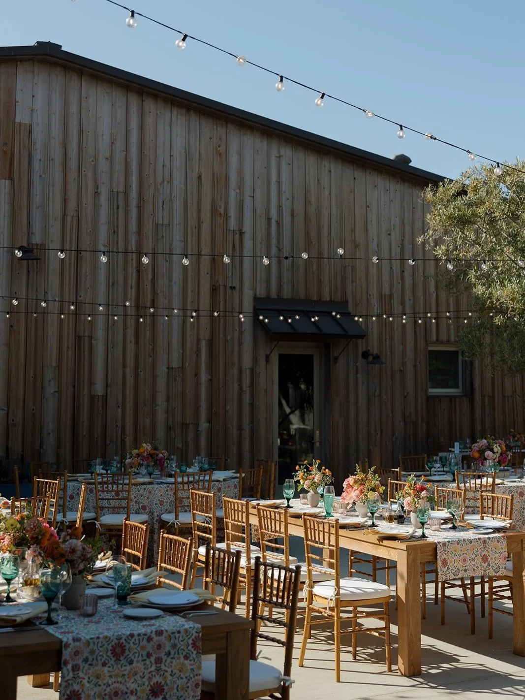 Golden hour, good company, and the table setting of our dreams. ✨ Can we talk about these turquoise glasses with those linens? They&rsquo;re the perfect pop of color against the rustic wood and wildflower blooms. It&rsquo;s all in the details.

Bride
