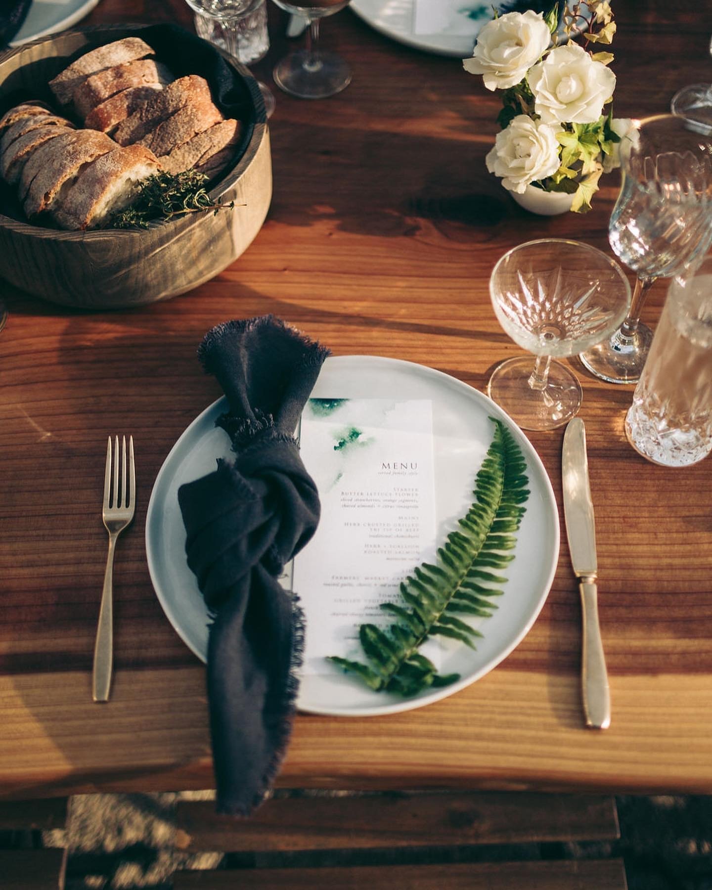 As much as we love pops of color, we will never tire of neutral tablescape with crystal and organic wood details. 

Planner: Little Grey Events @littlegreyevents
Florals: Siren Floral Co. @sirenfloralco
Photography: Vitae Weddings @vitaeweddings
Rent