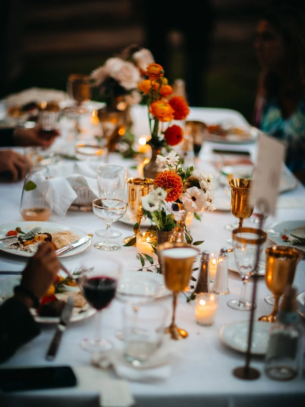 This is what happens when every detail is intentional. Mismatched brass vessels, ranunculus in every shade of autumn, and a table your guests will never stop talking about.

Photography: @alexagalloweddings 
Event Design: @whitesagearkansas
Venue: @t