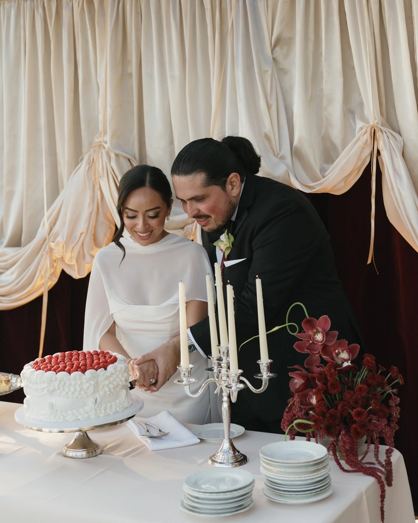 Because love doesn&rsquo;t need a big crowd to feel big. If you want to elope, it can look like this &mdash; simple, intimate, and timelessly beautiful . 🤍

Planning &amp; Design: @nicolelezadesign
Photography: @hayleighmckayphotos
Videography: @ven