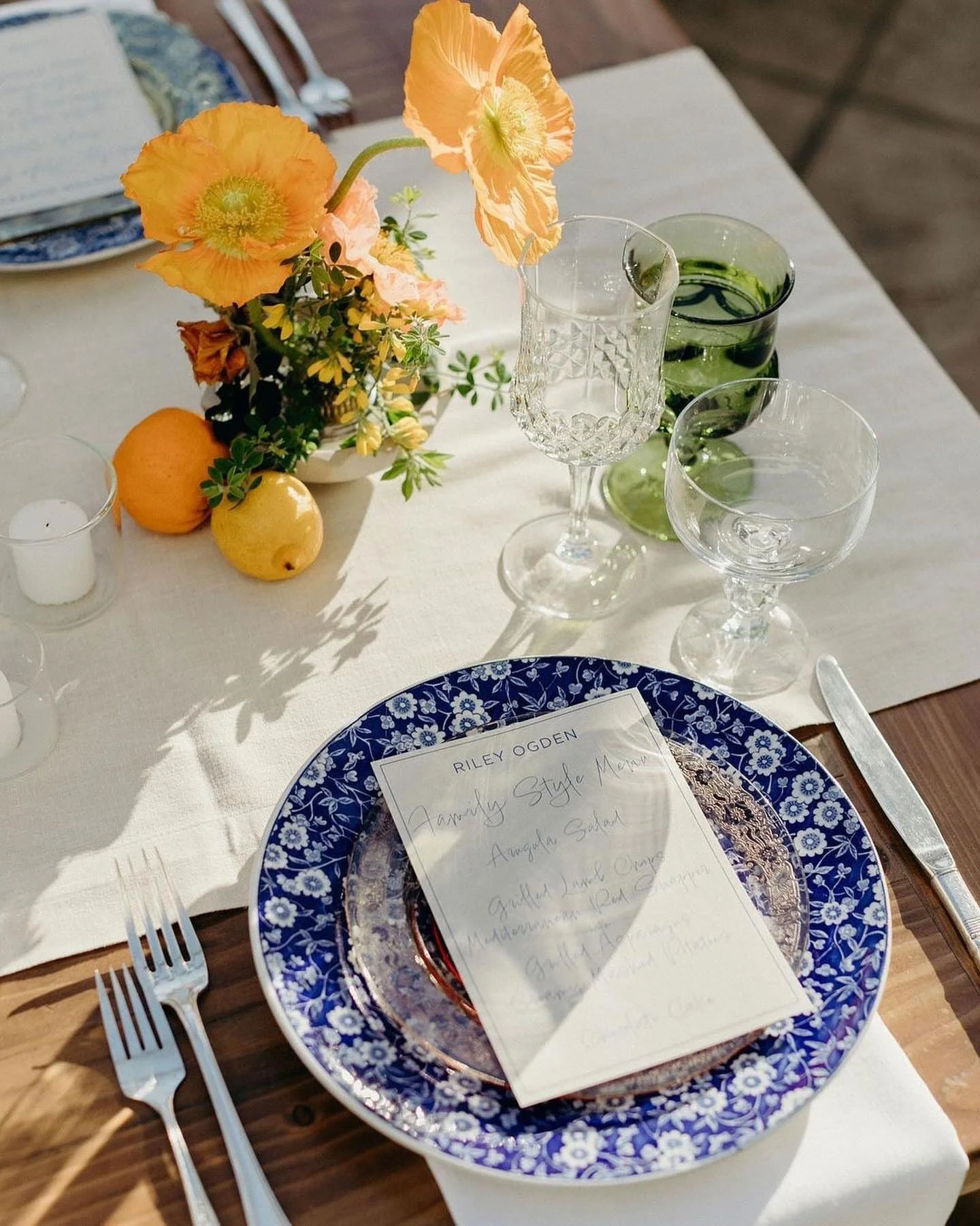 Repost from @otisandpearl
&bull;
All the summer wedding essentials!
Floral china ✔️
Pops of citrus ✔️
All the lush green accents for a garden vibe ✔️
🍊🪴🍊

Photographer: @caca_santoro 
Planner: @la.vieevents 
Venue: @villaandvineweddings 
Florals: 