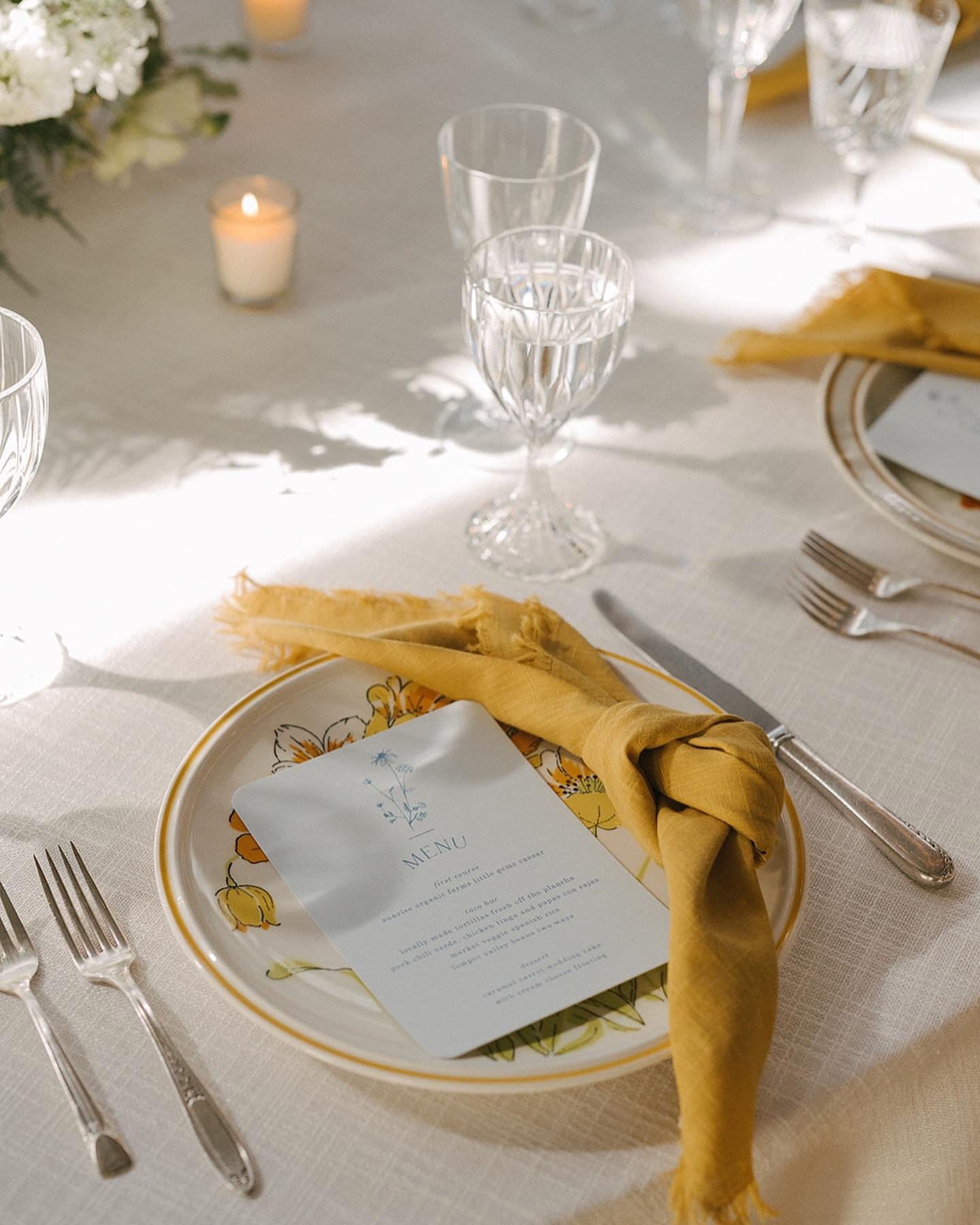 There&rsquo;s just something about a beautifully curated table&mdash;it sets the entire tone. ✨

For couples who love an elevated look without overdoing it, this garden-inspired tablescape blends minimalist details with a touch of whimsy for a feel t