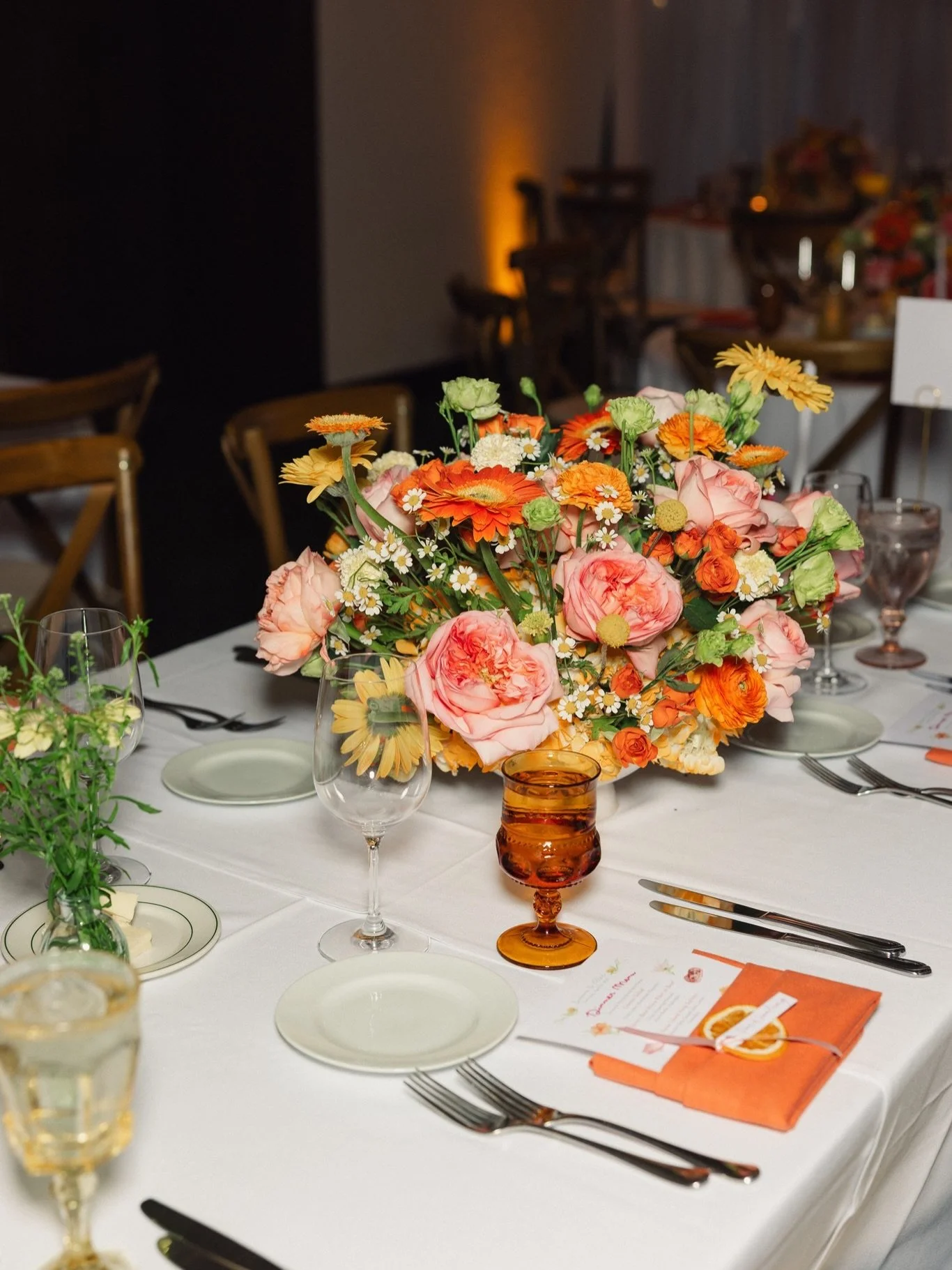 Summer color palette: officially unlocked 🍊🌸🍋 Olive, citrus, hot pink, and all the flowers our hearts can handle.

Colored Glassware: @otisandpearl 
Photography: @reneportophoto 
Venue: @wilshirecountryclub