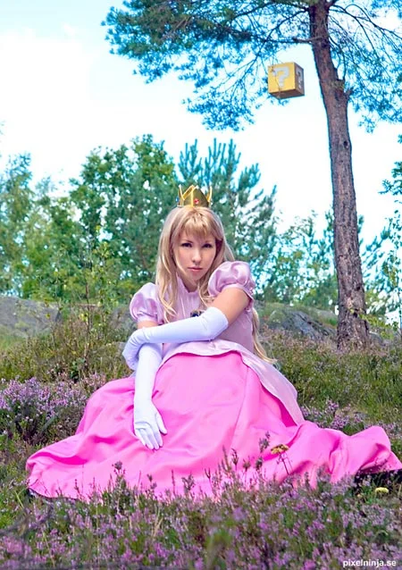 Cosplay Girl Of The Week #24 (Princess Peach)
