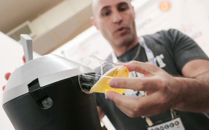 CE week: Fizzics transforms the taste of ordinary beer with 4 AA batteries!