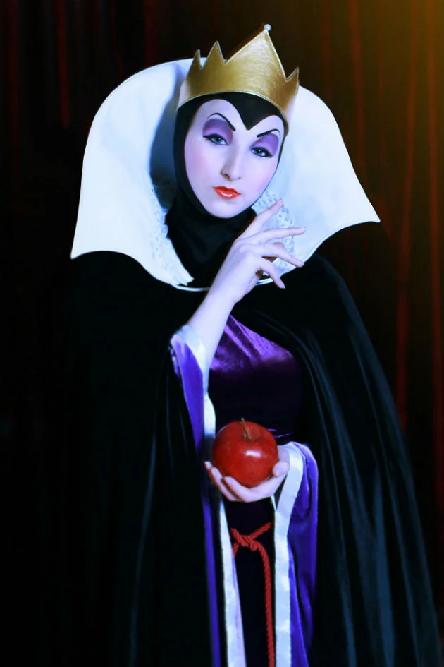 Cosplay Girl of The Week #130 (Queen from Snow White)
