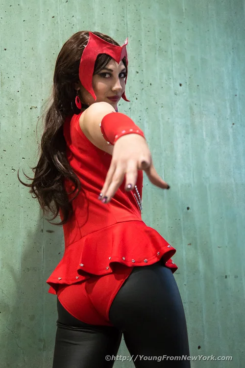 Cosplay Girl of The Week #137 (Scarlet Witch)