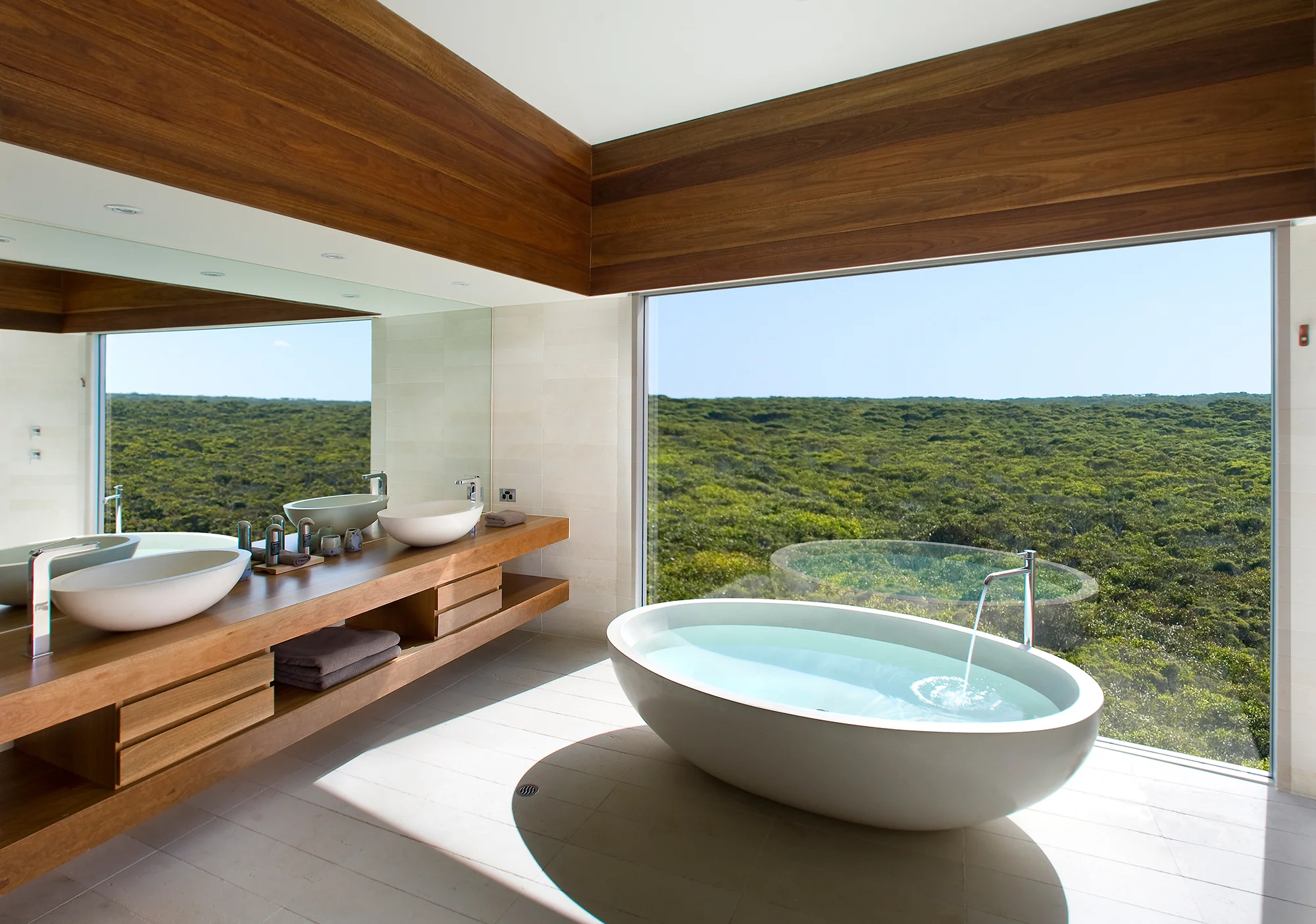 Large Oval Bath in Concrete – Warm White