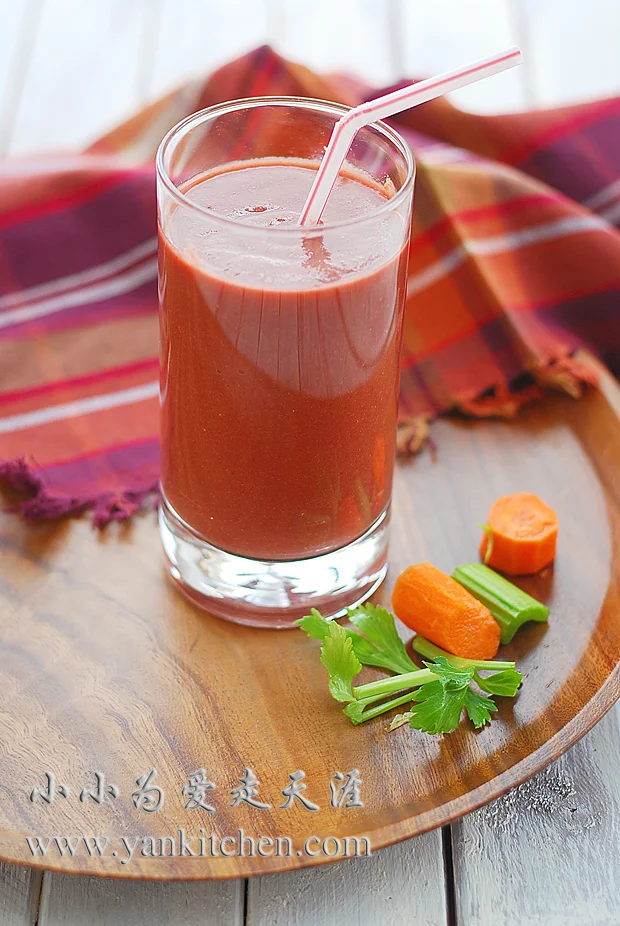 芹菜胡萝卜水果smoothie