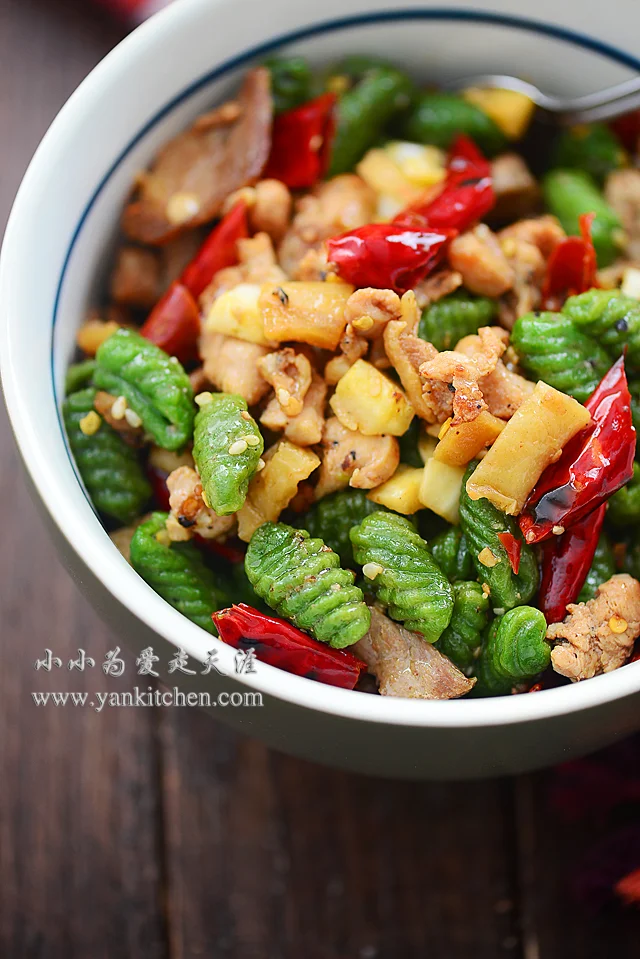 Spinach Cavatelli Noodles with Pork and Dried Daikon