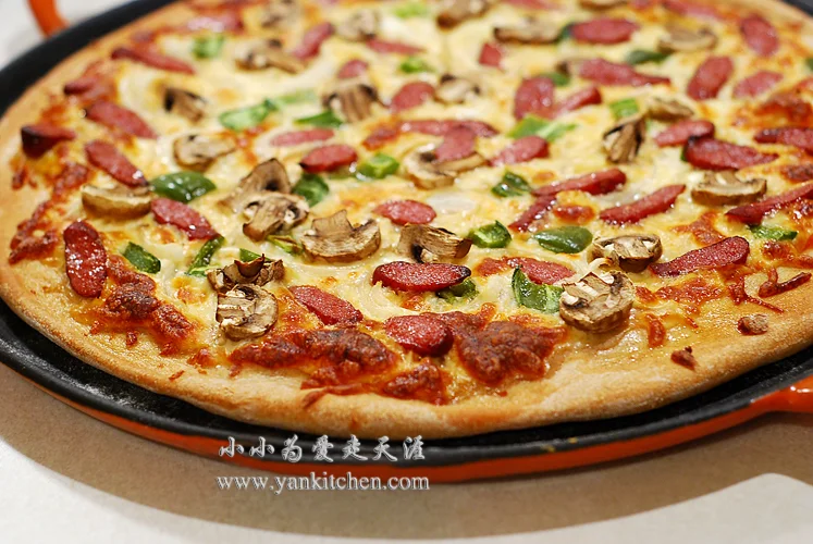 香肠青椒蘑菇比萨饼