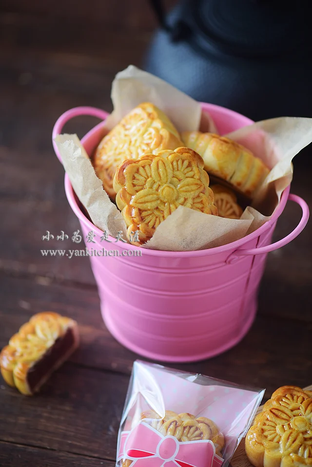 mooncakes with red bean and lotus seed fillings