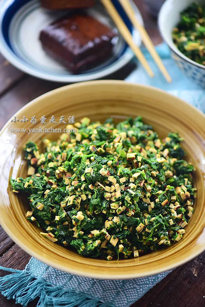 Diced spinach and dried smoked tofu salad