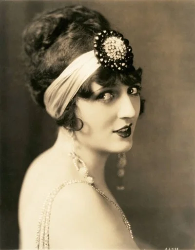flapper-headband-actress.jpg