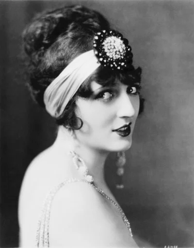 flapper-headband-actress.jpg