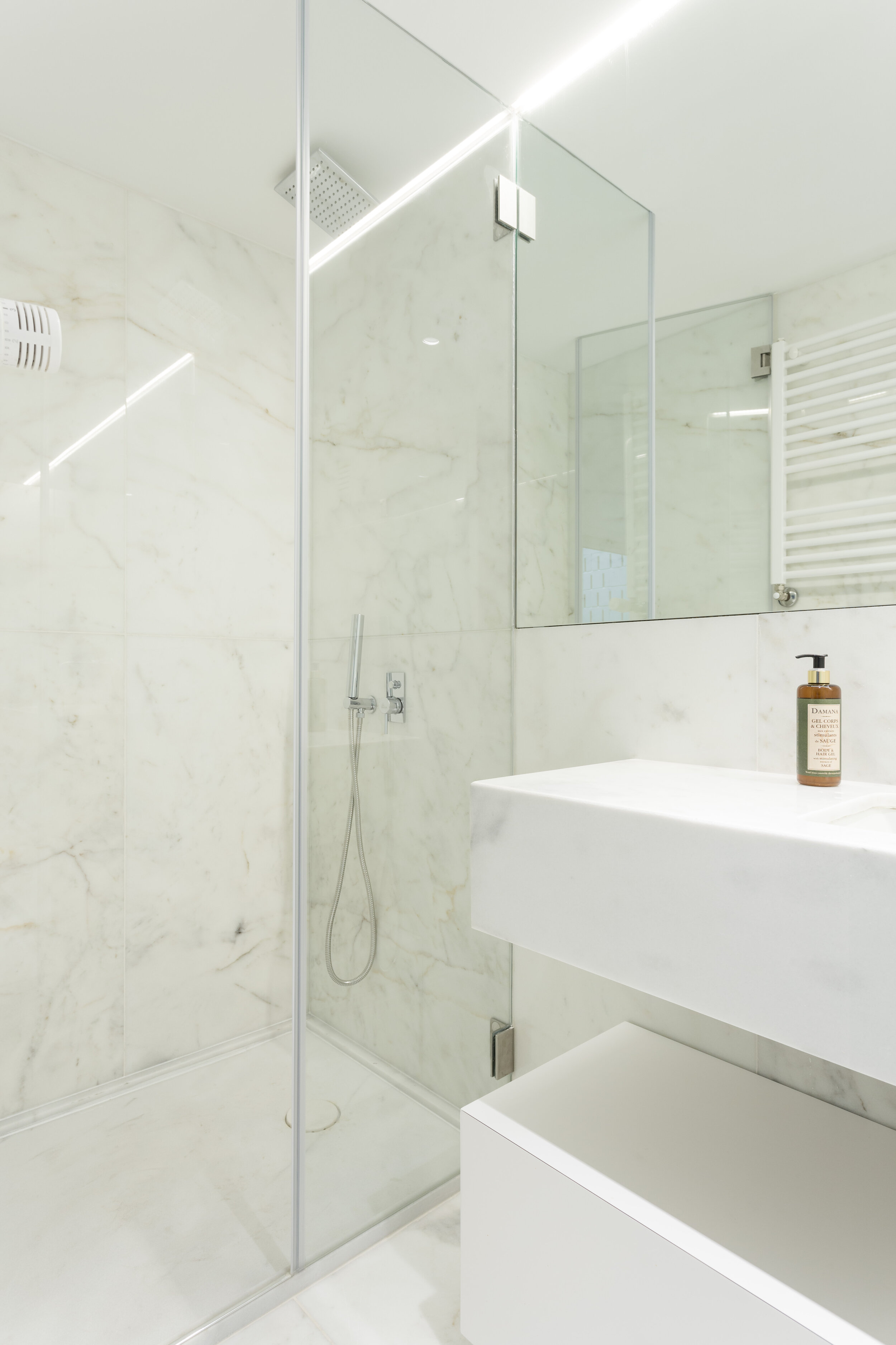 real-estate-interiors-bathroom-clear-space-photography.jpg