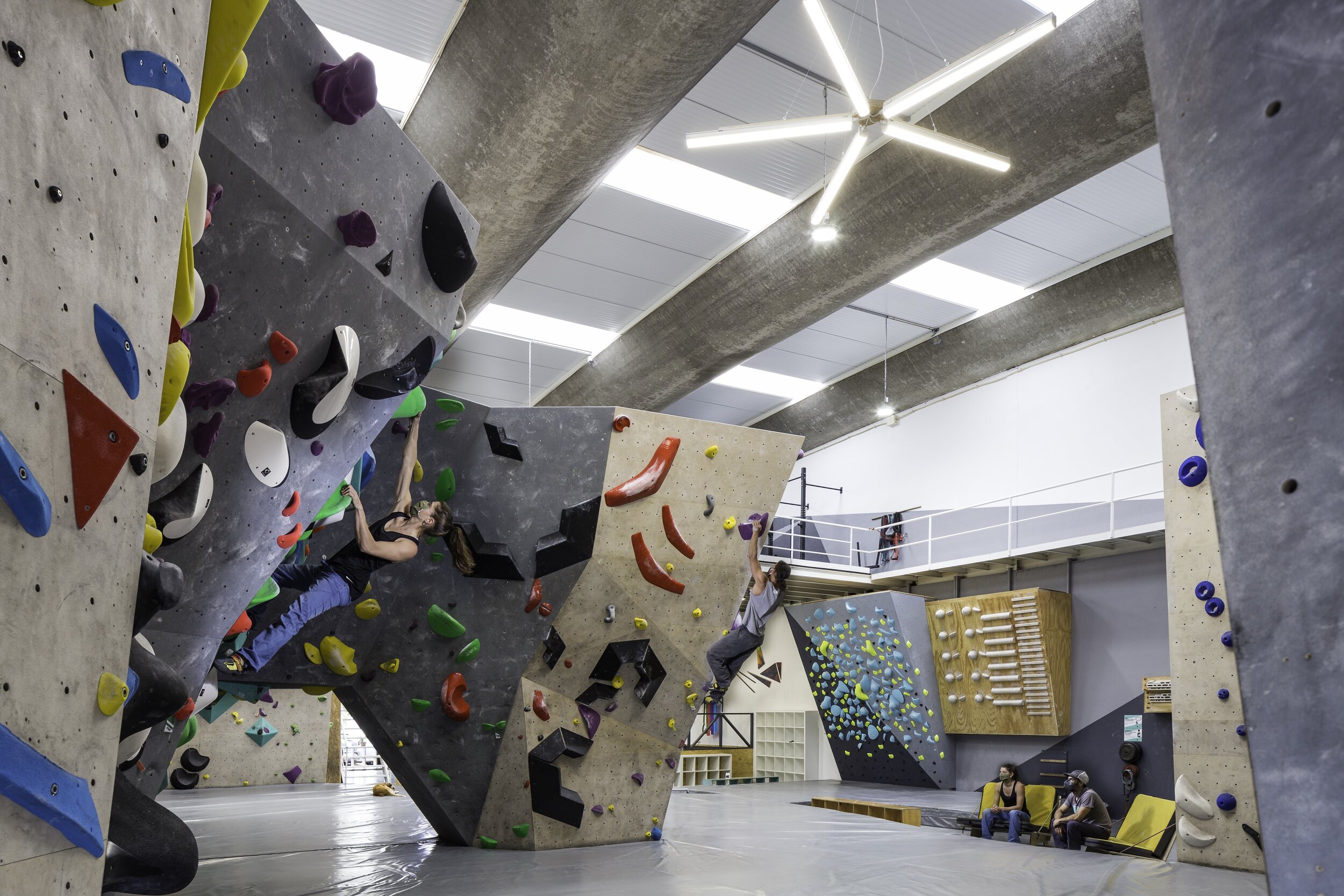 Lisbon-climbing-wall-bouldering-interiors-architecture-clear-space-photography.jpg