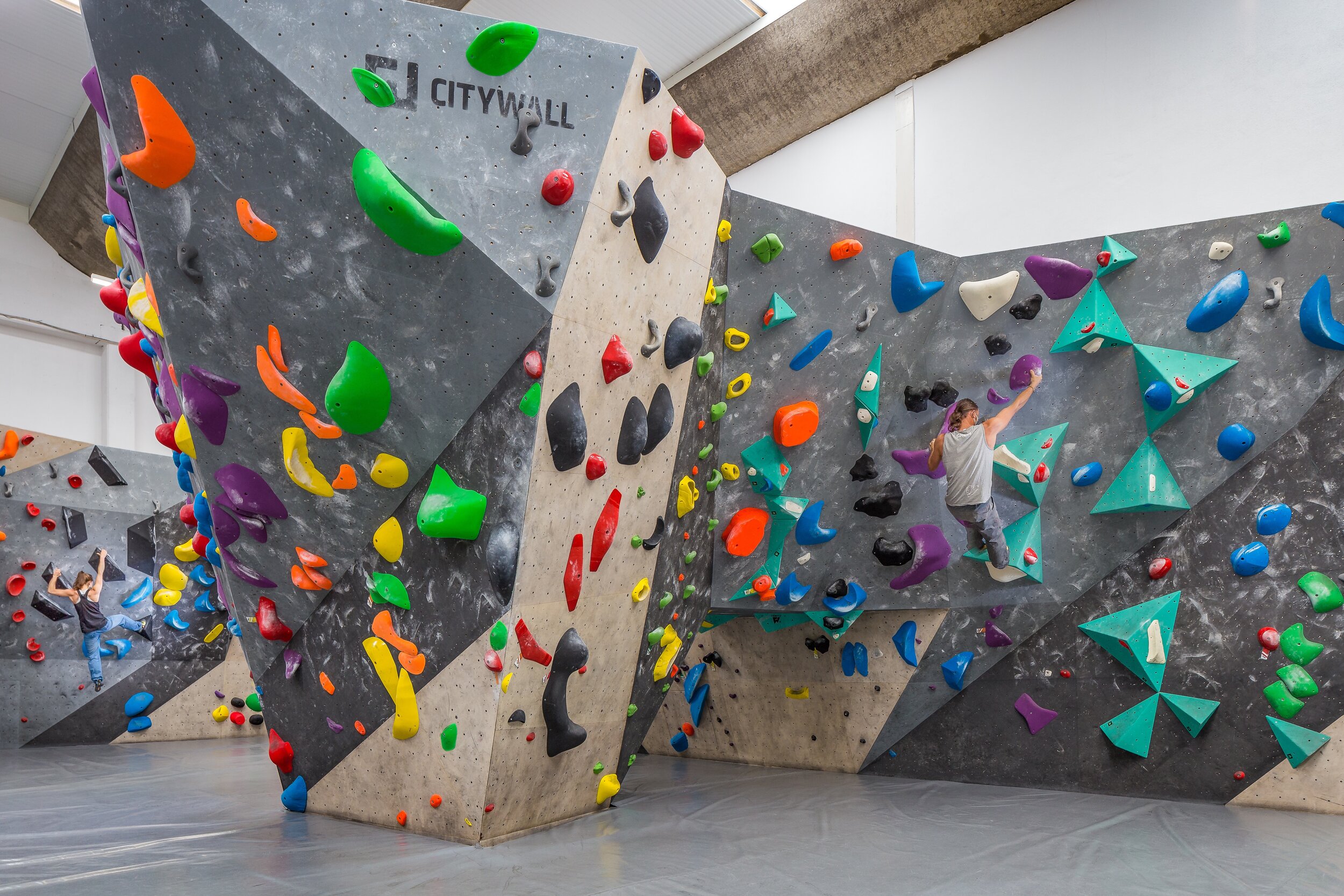 Lisbon-climbing-wall-bouldering-interiors-architecture-clear-space-photography-1.jpg