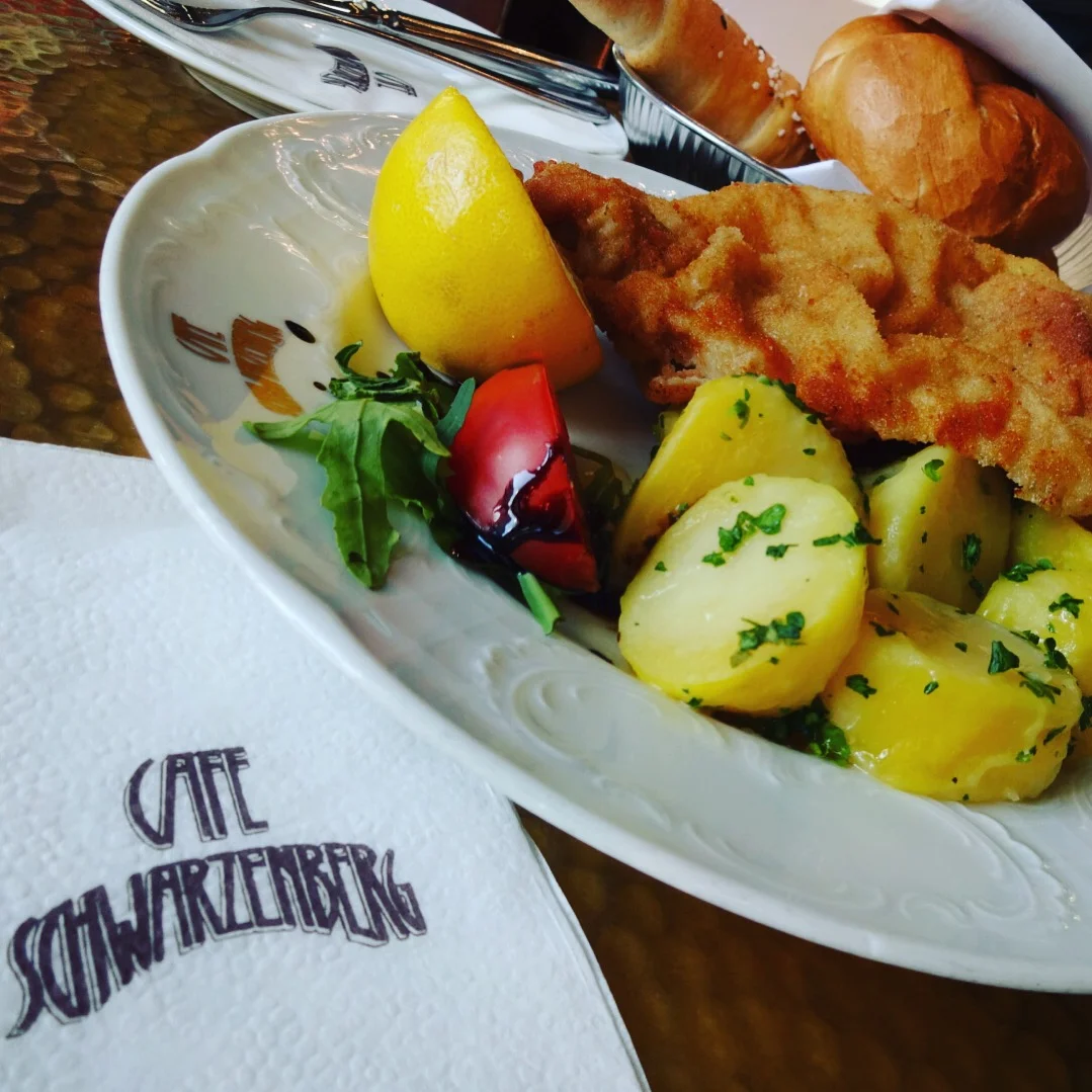 cafe Schwarzenbergにてローカルフードのシュニッツェルをいただく。おいしくはなかった。