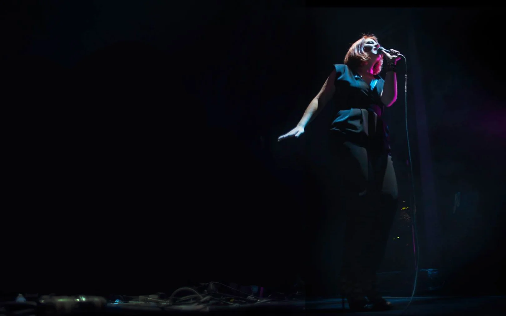 YZ opening for Lorde in Christchurch, dressed by H elen Cherry/Workshop . Photo by Chris Andrews . 